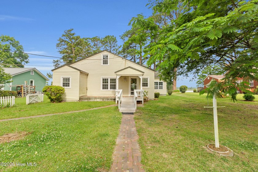Located outside of a designated flood zone, this 1.05-acre - Beach Home for sale in New Bern, North Carolina on Beachhouse.com