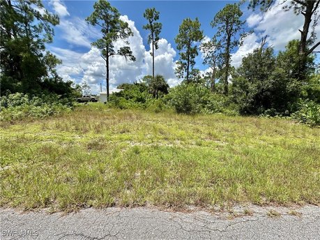 GREAT LOCATION OVERSIZED CORNERED LOT on a quiet PAVED street - Beach Lot for sale in Lehigh Acres, Florida on Beachhouse.com