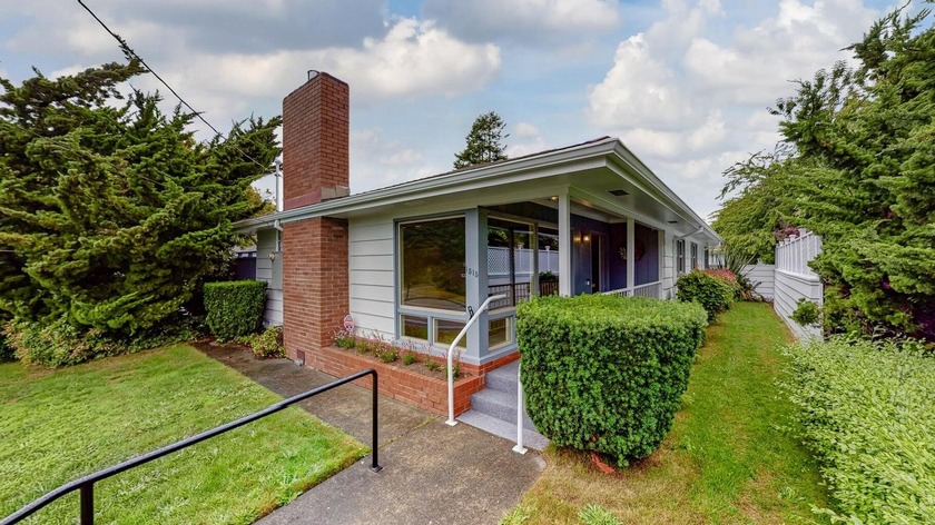 Step into this beautifully maintained mid- century modern - Beach Home for sale in Eureka, California on Beachhouse.com