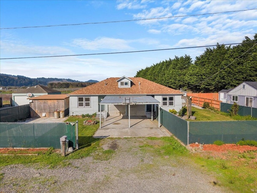 Charming 3 bed, 2 bath, 1350 sqft home. Conveniently close to - Beach Home for sale in Fortuna, California on Beachhouse.com