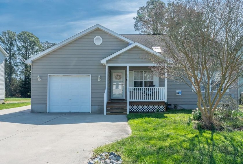 Welcome to your coastal retreat in Captain's Cove Golf & Yacht - Beach Home for sale in Greenbackville, Virginia on Beachhouse.com