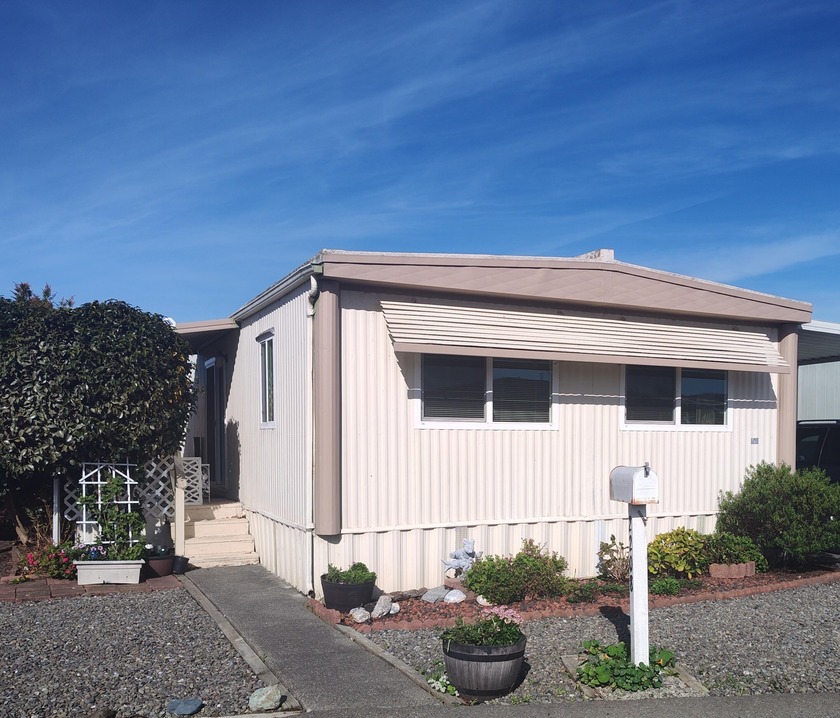 This charming and well maintained 2 bed, 1 bath manufactured - Beach Home for sale in Fortuna, California on Beachhouse.com