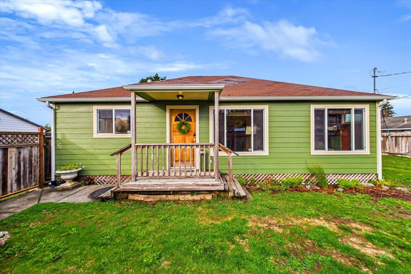 Located in Cutten, this bright and welcoming renovated 2-bedroom - Beach Home for sale in Eureka, California on Beachhouse.com