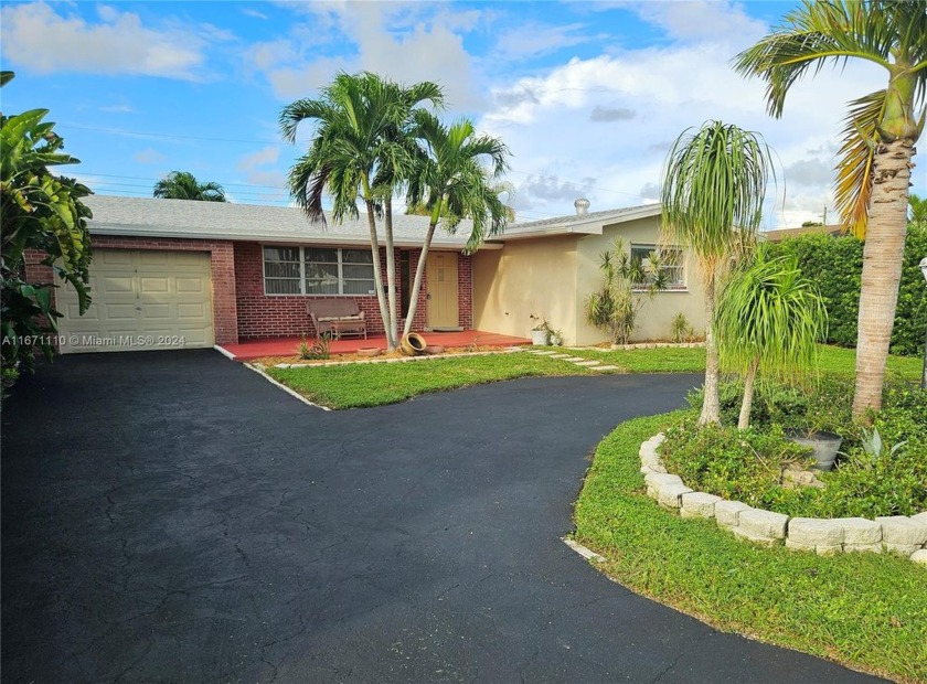 BEAUTIFUL ONE-STORY SINGLE-FAMILY HOME IN EXCELLENT CONDITION - Beach Home for sale in Pembroke Pines, Florida on Beachhouse.com