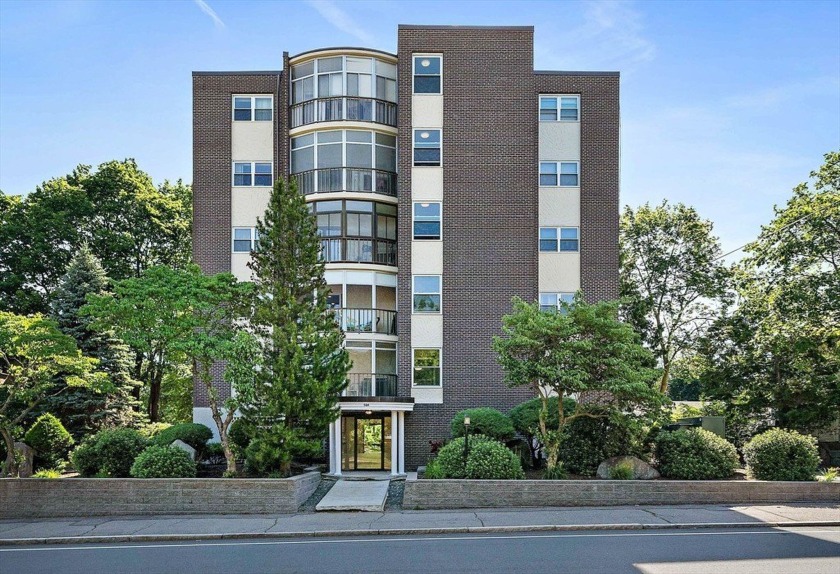 This well-maintained 946 square foot, spacious 1 bed 1 bath - Beach Condo for sale in Quincy, Massachusetts on Beachhouse.com