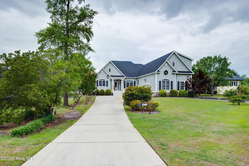 Welcome to this luxurious updated waterfront home in the - Beach Home for sale in New Bern, North Carolina on Beachhouse.com
