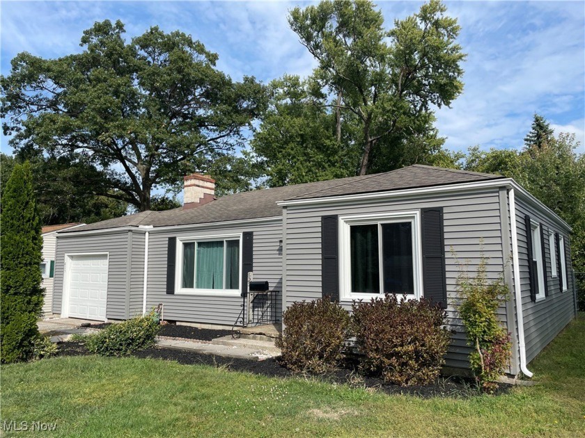 Enjoy the convenience of single-story living in this charming 2 - Beach Home for sale in Willoughby, Ohio on Beachhouse.com