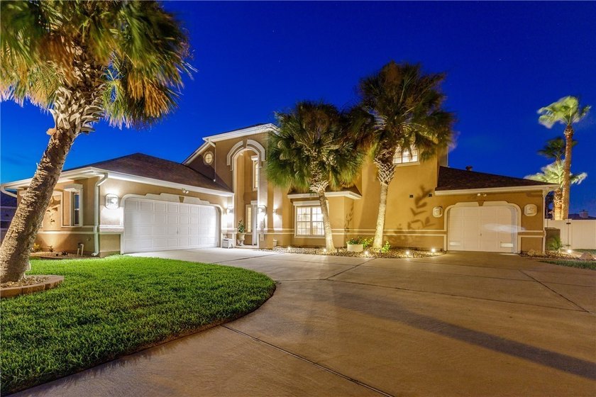 Huge corner lot(10,000+ sq. ft.) with a 3 car garage. Home sits - Beach Home for sale in Corpus Christi, Texas on Beachhouse.com