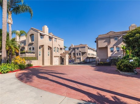 Welcome to 1365 E Grand Ave Unit D, a beautifully maintained - Beach Townhome/Townhouse for sale in El Segundo, California on Beachhouse.com