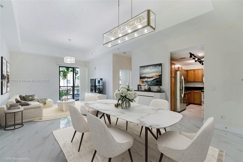 Bright and spacious residence w/ soaring ceilings & an open - Beach Condo for sale in Miami, Florida on Beachhouse.com