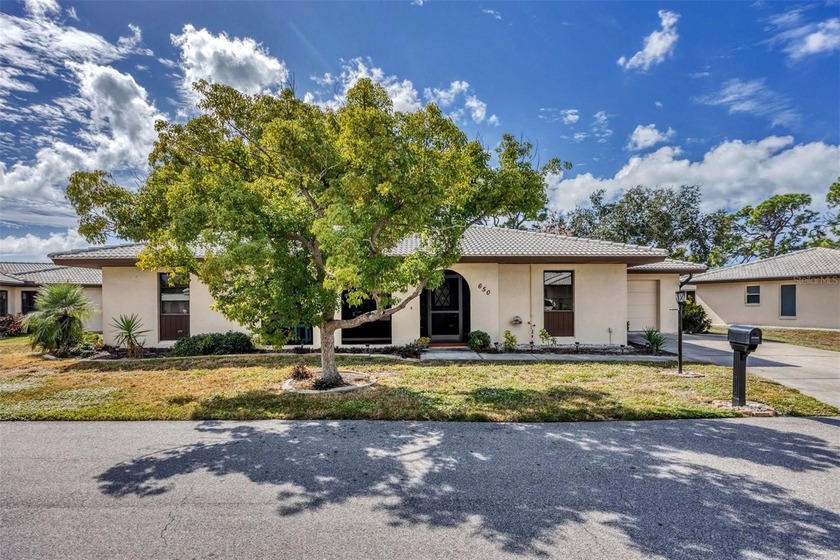 Almost 2000 square feet! This spacious home has two large - Beach Home for sale in Nokomis, Florida on Beachhouse.com
