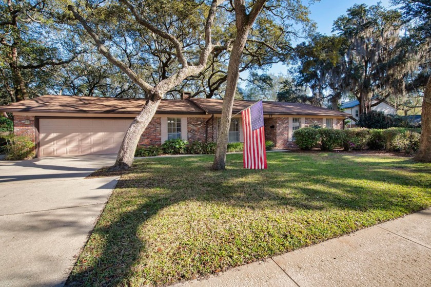 Welcome to 17 Oakdale Rd NW, a charming home located in the - Beach Home for sale in Fort Walton Beach, Florida on Beachhouse.com
