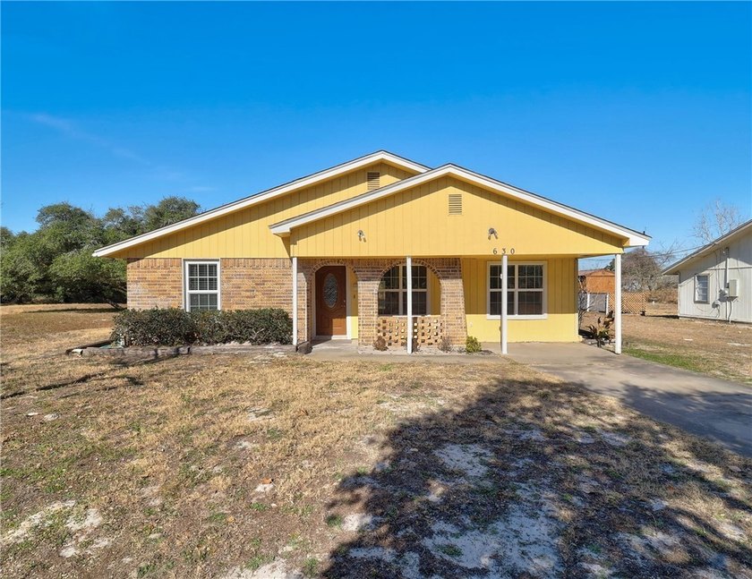This house has had a lifetime of love and needs somebody to call - Beach Home for sale in Aransas Pass, Texas on Beachhouse.com