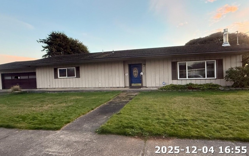 Large bedrooms, on .29 acers with RV parking, and granite - Beach Home for sale in Mckinleyville, California on Beachhouse.com