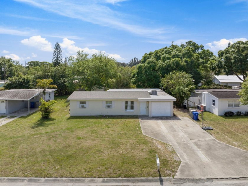 Welcome to your very own Oasis in Vero Beach! This home was - Beach Home for sale in Vero Beach, Florida on Beachhouse.com