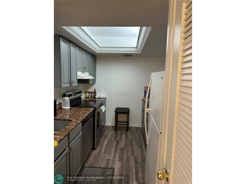 INVESTOR OPPORTUNITY!! Beautifully remodeled 3/2 with a view of - Beach Condo for sale in Deerfield Beach, Florida on Beachhouse.com