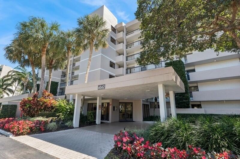 JUST REDUCED!! Beautiful renovated 3 bedroom corner condo with - Beach Condo for sale in Boca Raton, Florida on Beachhouse.com