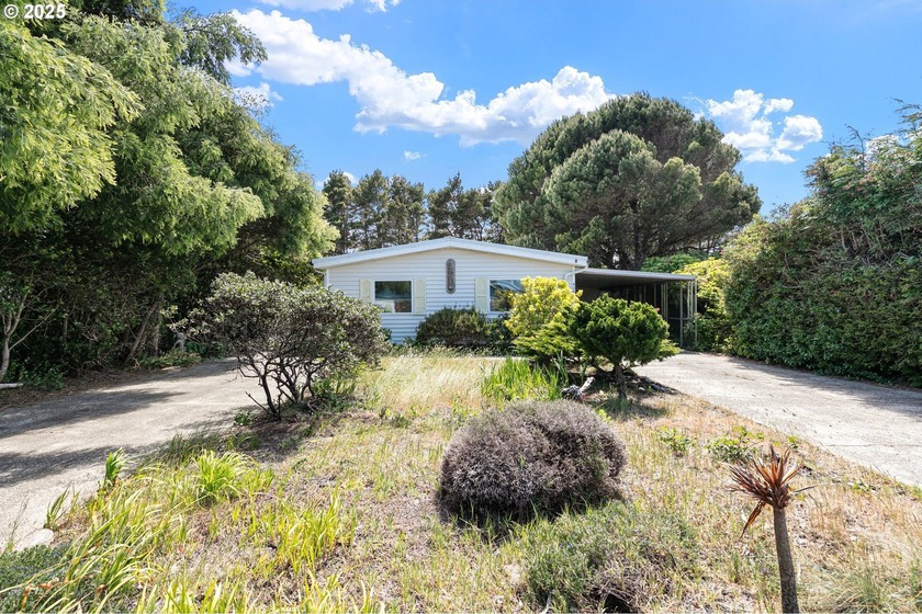 Coastal comfort just minutes from the ocean. This well cared for - Beach Home for sale in Florence, Oregon on Beachhouse.com