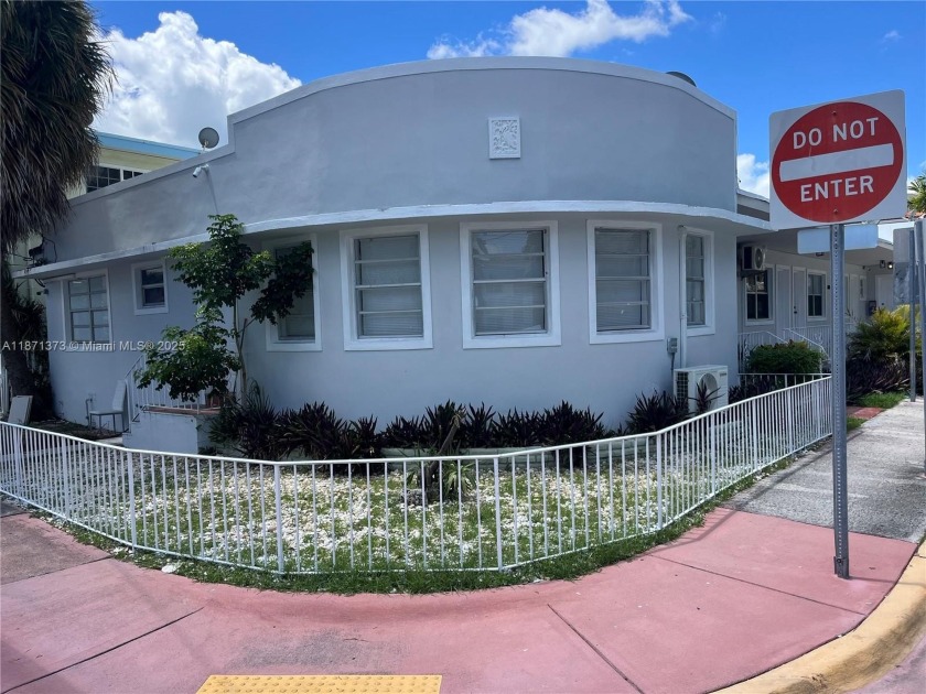 Six units, fully renovated, four 1 bedroom, two studio - Beach Commercial for sale in Miami Beach, Florida on Beachhouse.com