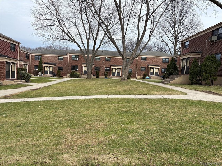 Large 2 bedroom unit located in a beautiful courtyard setting - Beach Home for sale in Bayside, New York on Beachhouse.com