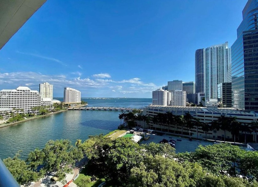 Spacious and bright 2 bed 2 bath+ Den with bay views facing SE - Beach Condo for sale in Miami, Florida on Beachhouse.com