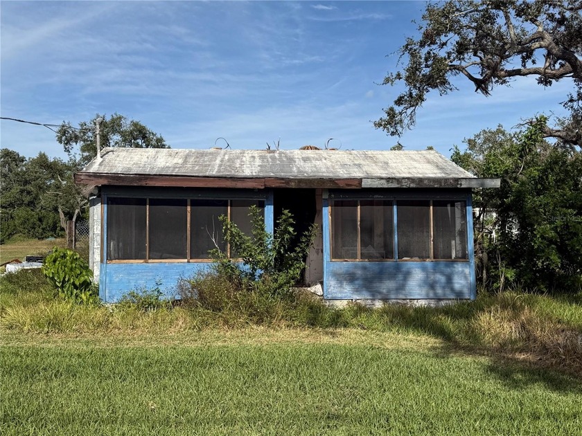 Discover a rare slice of Old Florida at 916 Piney Point Road, a - Beach Home for sale in Palmetto, Florida on Beachhouse.com
