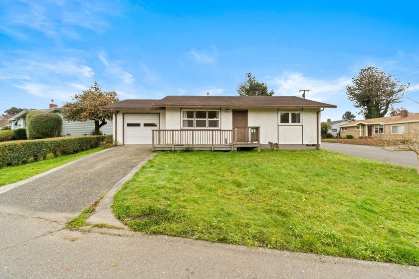 Cute, and Clean on a Corner Lot! This sweet 2 bed 1 bath has - Beach Home for sale in Fortuna, California on Beachhouse.com