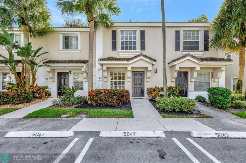 This spacious home features an open living area, a roomy kitchen - Beach Townhome/Townhouse for sale in West Palm Beach, Florida on Beachhouse.com