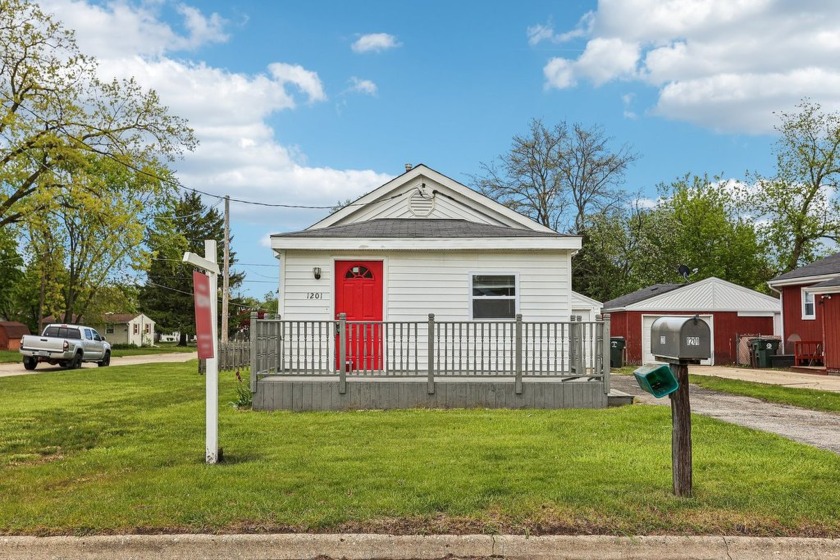 Welcome to 1201 Franklin Ave! This cozy 3 bedroom/1 bath home - Beach Home for sale in Winthrop Harbor, Illinois on Beachhouse.com