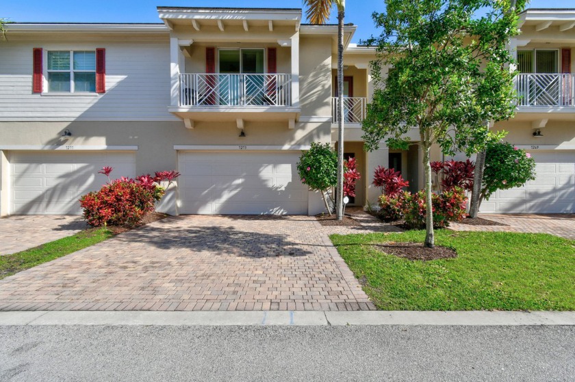 Enjoy luxury living in Hampton Cay- a gated, quaint community in - Beach Townhome/Townhouse for sale in Palm Beach Gardens, Florida on Beachhouse.com