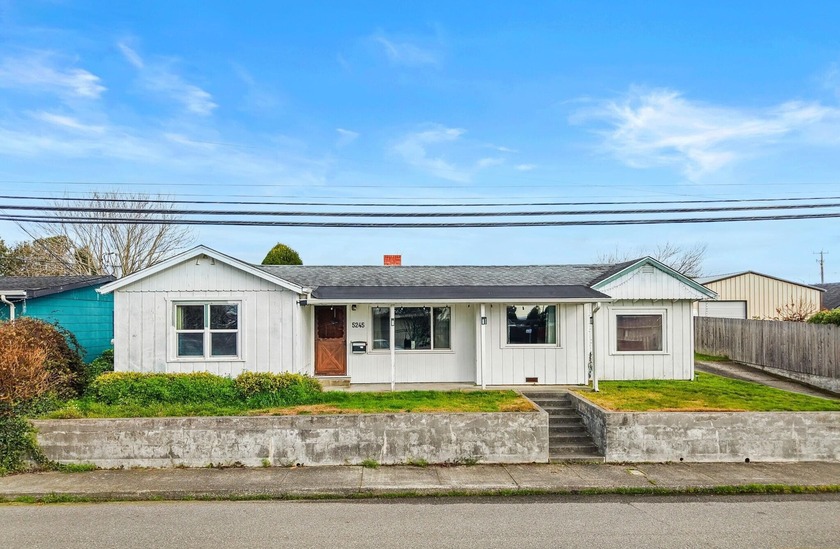 This 2416sf 4 bedroom 2 bathroom home has a 24x28 enclosed - Beach Home for sale in Eureka, California on Beachhouse.com