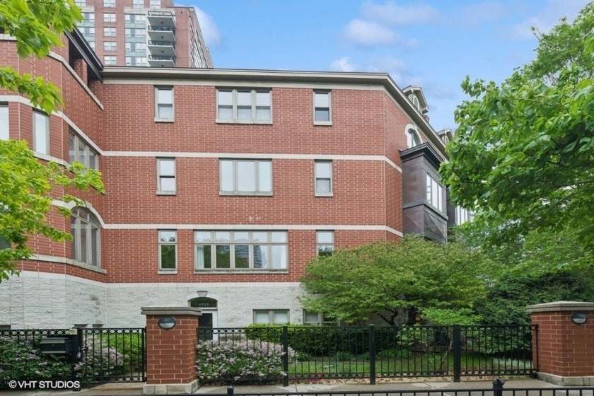 Welcome to an exquisite residence at 1733 South Prairie Avenue - Beach Townhome/Townhouse for sale in Chicago, Illinois on Beachhouse.com