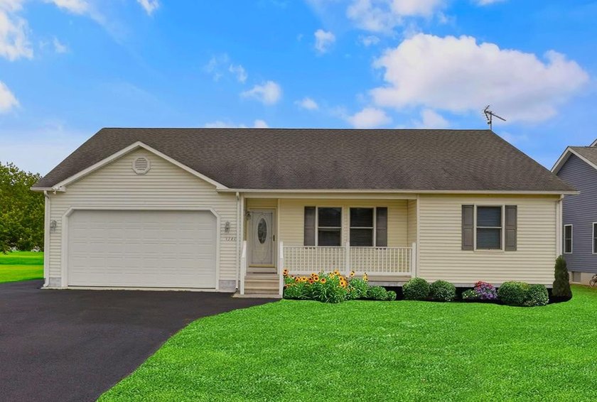 2/215 Well maintained Rancher overlooking the 8th Fairway - Beach Home for sale in Greenbackville, Virginia on Beachhouse.com