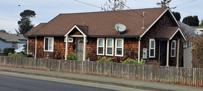This cute cottage with 2 bedrooms and 2 baths is ready for - Beach Home for sale in Eureka, California on Beachhouse.com