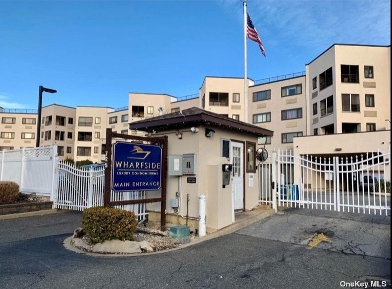 Spacious Condo In Gated Community With Gorgeous Views Of The Bay - Beach Condo for sale in Freeport, New York on Beachhouse.com
