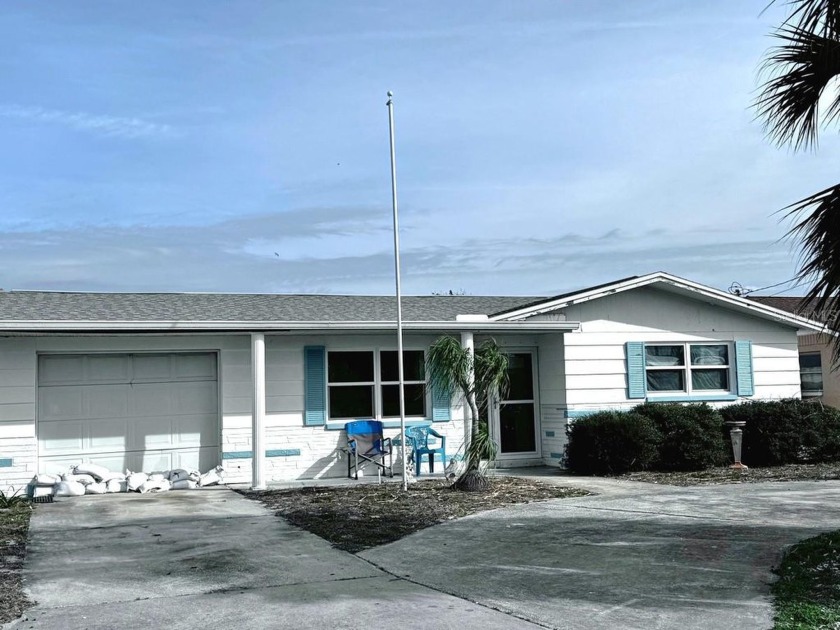 This charming 1,176 square foot home on a saltwater canal offers - Beach Home for sale in Hudson, Florida on Beachhouse.com