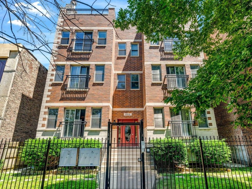 Beautiful Bronzeville condo over 2,000 sq ft: 3Bed/3Bath - Beach Townhome/Townhouse for sale in Chicago, Illinois on Beachhouse.com