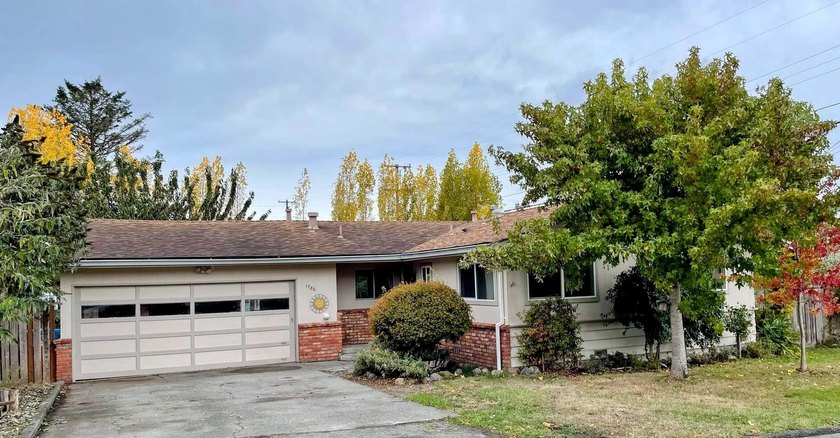 Classic ranch house design on a nice, big corner lot in well - Beach Home for sale in Fortuna, California on Beachhouse.com
