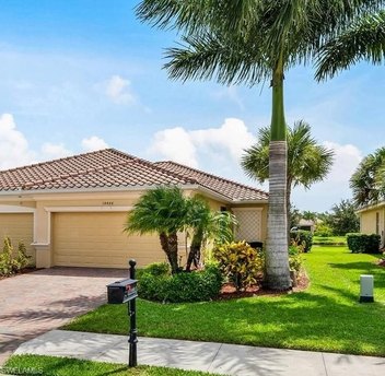 This Villa sits near two great locations in Naples, FL! If you - Beach Home for sale in Naples, Florida on Beachhouse.com