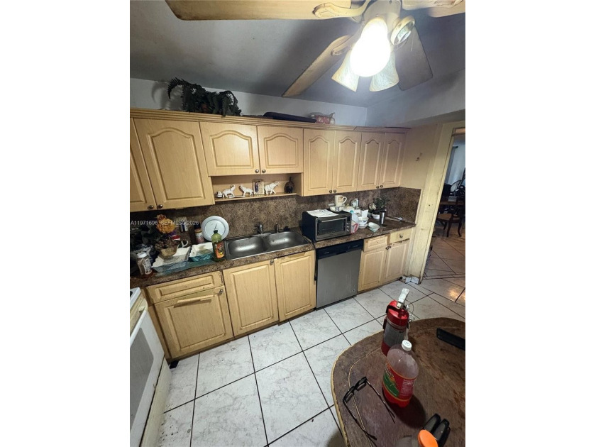 Spacious opportunity in Rolling Green at Sky Lake! This rarely - Beach Condo for sale in Miami, Florida on Beachhouse.com