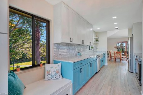 Gorgeous corner unit on the second floor with vaulted ceilings - Beach Home for sale in Naples, Florida on Beachhouse.com