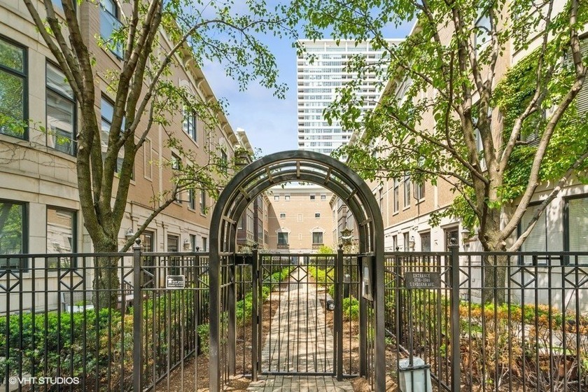 Thoughtfully designed 3 bedroom, 4 full bathroom townhome with - Beach Townhome/Townhouse for sale in Chicago, Illinois on Beachhouse.com