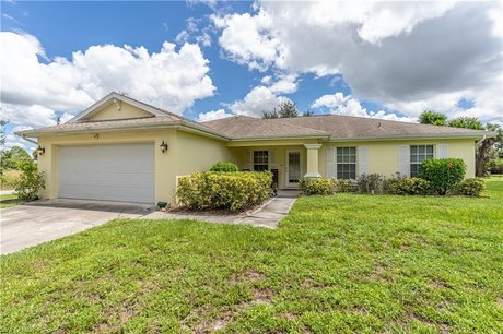 CORNER LOT!! You do not want to pass up the opportunity to see - Beach Home for sale in Fort Myers, Florida on Beachhouse.com