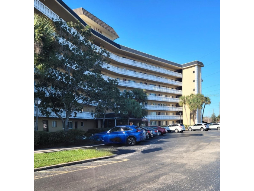 Beautiful and spacious 3BR/2BA penthouse condo in highly - Beach Condo for sale in Seminole, Florida on Beachhouse.com