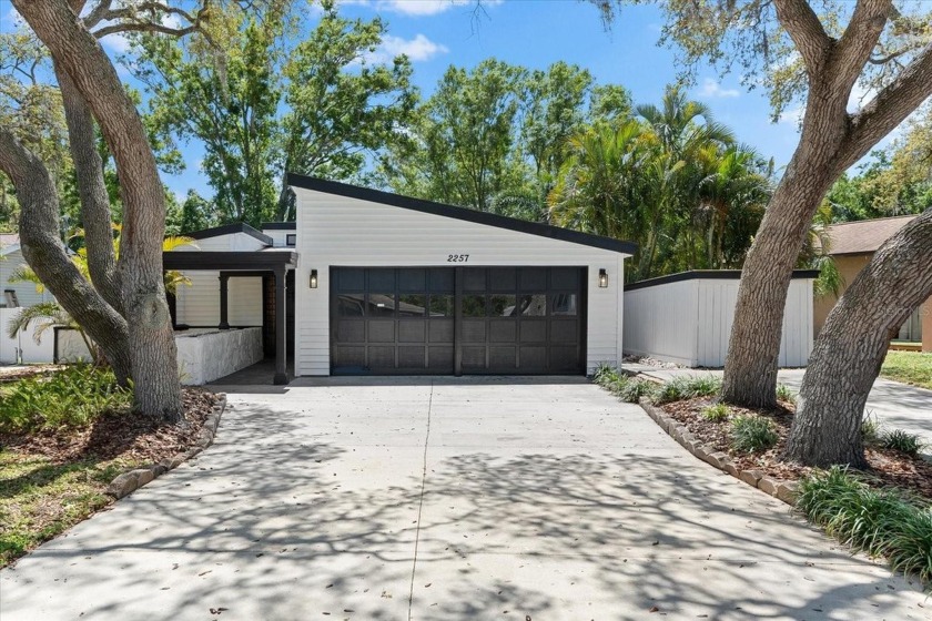 Rarely Available Lakefront Gem in the Heart of Dunedin -
Welcome - Beach Home for sale in Dunedin, Florida on Beachhouse.com