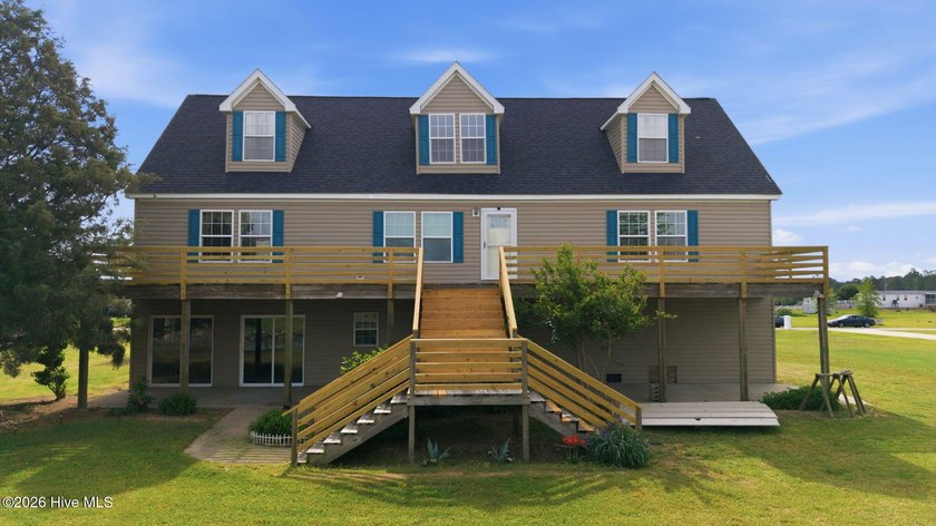 Spacious 4 bedroom waterfront home located on Bay Lake that - Beach Home for sale in Chocowinity, North Carolina on Beachhouse.com