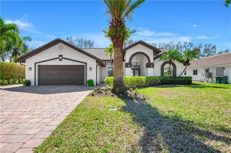 Situated in the hidden gem community of Vanderbilt Villas, this - Beach Home for sale in Naples, Florida on Beachhouse.com