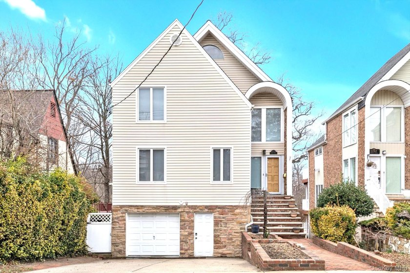 Magnificent split-level contemporary in Bayside's premier - Beach Home for sale in Bayside, New York on Beachhouse.com