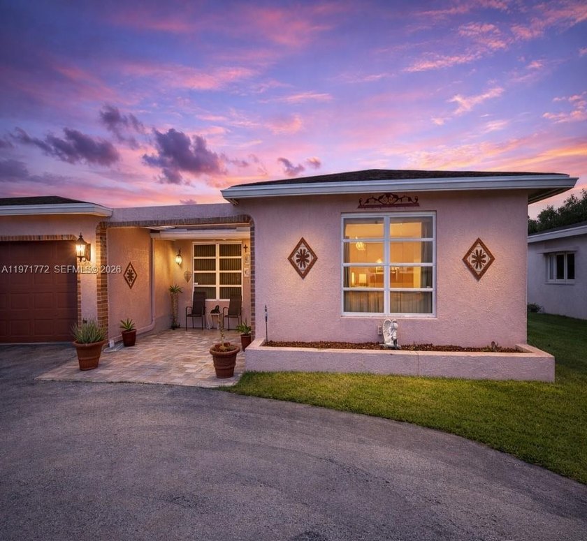 Beautiful 3-bedroom, 2-bath home in Sunrise Golf Village! This - Beach Home for sale in Sunrise, Florida on Beachhouse.com