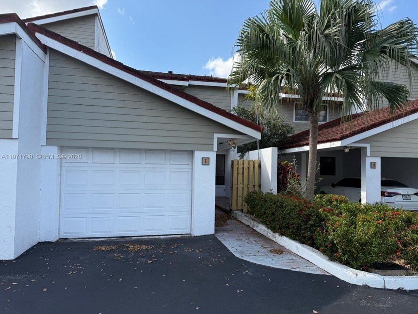Recently renovated and move-in ready townhome in the heart of - Beach Townhome/Townhouse for sale in Hollywood, Florida on Beachhouse.com